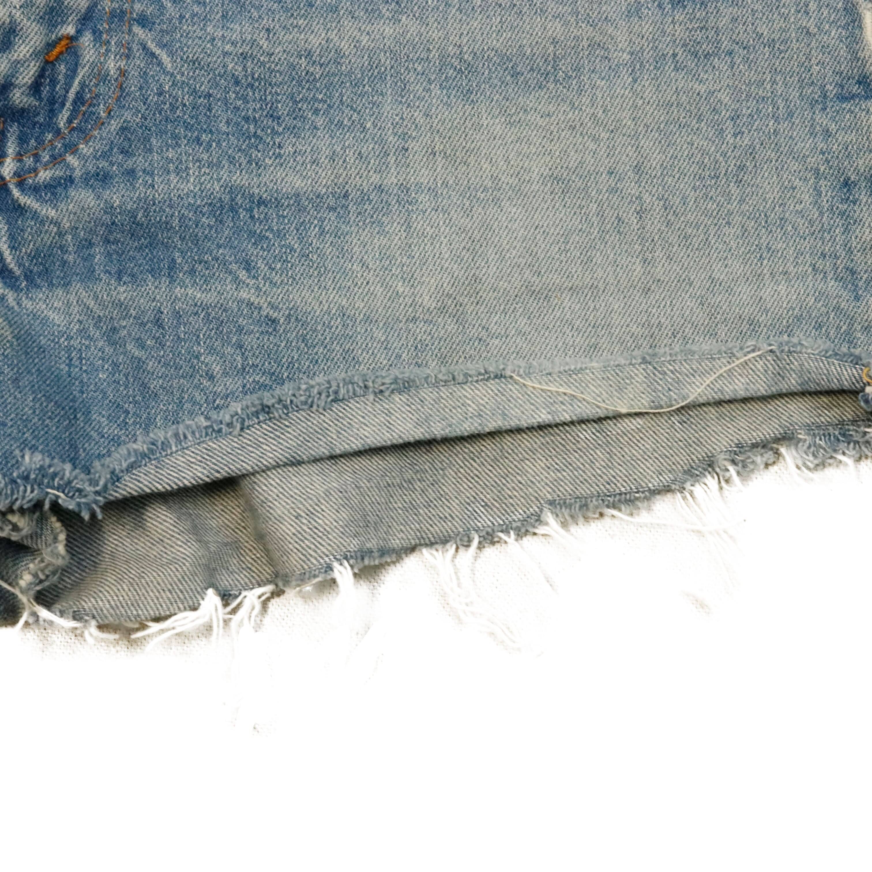 Vintage Levi Strauss & Co. Red Lines Frayed Hem Denim Shorts Size 34*31 FAIF.CA 